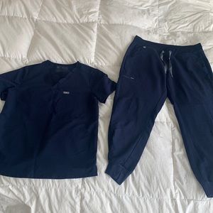 FIGS scrubs Navy set. Catarina medium top and Zamora jogger petite medium pants